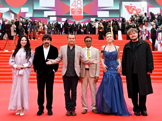 Russia Moscow International Film Festival 9150175 23.04.2026 From left, Main Competition Jury members Chinese singer and actress Jin Sha, Turkish film director, screenwriter, producer Mahmut Fazil Coskun, Basque film director Javier Rebollo, Sri Lankan filmmaker Prasanna Vithanage, Russian actress Darya Yekamasova and Russian film director, screenwriter Ivan Tverdovsky arrive for the closing ceremony of the 48th Moscow International Film Festival (MIFF) in Moscow, Russia. Ekaterina Chesnokova Sputnik Moscow Russia  Copyright: xEkaterinaxChesnokovax
