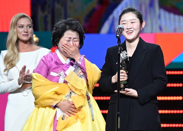 Russia Moscow International Film Festival 9150200 23.04.2026 Chinese film director Huilin An, right, receives the Silver St. George for Best Short Film for her film Nowhere - Yet Somewhere during the closing ceremony of the 48th Moscow International Film Festival (MIFF) in Moscow, Russia. Ekaterina Chesnokova Sputnik Moscow Russia  Copyright: xEkaterinaxChesnokovax