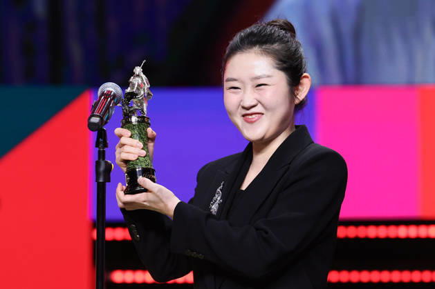 RUSSIA, MOSCOW - APRIL 23, 2026: South Korean film director An Huilin receives the Silver St George for the film Nowhere, Somewhere during the closing ceremony of the 48th Moscow International Film Festival at the Rossiya Theatre. Sergei Bulkin TASS  91614443