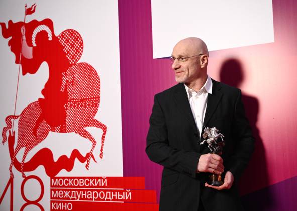 Russia Moscow International Film Festival 9150230 23.04.2026 Film director Viktor Shamirov poses for photos with the Silver St. George for Best Russian Film for his film Temperature of the Universe during the closing ceremony of the 48th Moscow International Film Festival (MIFF) in Moscow, Russia. Kirill Zykov Sputnik Moscow Russia  Copyright: xKirillxZykovx