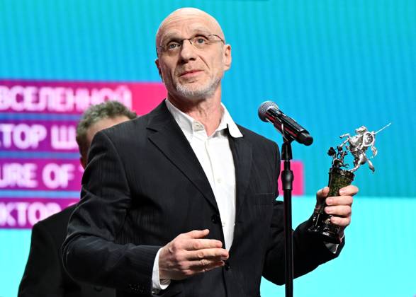 Russia Moscow International Film Festival 9150219 23.04.2026 Film director Viktor Shamirov receives the Silver St. George for Best Russian Film for his film Temperature of the Universe during the closing ceremony of the 48th Moscow International Film Festival (MIFF) in Moscow, Russia. Ekaterina Chesnokova Sputnik Moscow Russia  Copyright: xEkaterinaxChesnokovax