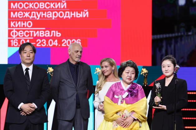 RUSSIA, MOSCOW - APRIL 23, 2026: South Korean film director An Huilin (R) receives the Silver St George for the film Nowhere, Somewhere during the closing ceremony of the 48th Moscow International Film Festival at the Rossiya Theatre Moscow Russia  - ZUMAt113 20260423_zaa_t113_430 Copyright: xSergeixBulkinx