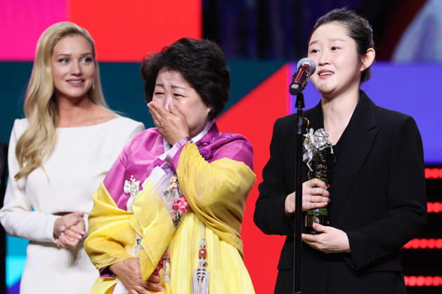 RUSSIA, MOSCOW - APRIL 23, 2026: South Korean film director An Huilin (R) receives the Silver St George for the film Nowhere, Somewhere during the closing ceremony of the 48th Moscow International Film Festival at the Rossiya Theatre Moscow Russia  - ZUMAt113 20260423_zaa_t113_428 Copyright: xSergeixBulkinx