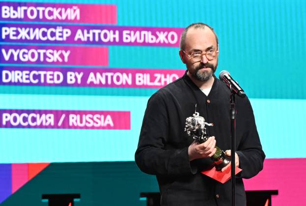 Russia Moscow International Film Festival 9150264 23.04.2026 Film director Anton Bilzho, left, receives the Silver St. George for the Best Director for his film Vygotsky during the closing ceremony of the 48th Moscow International Film Festival (MIFF) in Moscow, Russia. Ekaterina Chesnokova Sputnik Moscow Russia  Copyright: xEkaterinaxChesnokovax