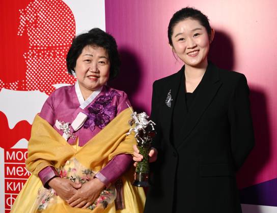 Russia Moscow International Film Festival 9150302 23.04.2026 Chinese film director Huilin An, right, poses for photos with the Silver St. George for Best Short Film received for her film Nowhere - Yet Somewhere during the closing ceremony of the 48th Moscow International Film Festival (MIFF) in Moscow, Russia. Kirill Zykov Sputnik Moscow Russia  Copyright: xKirillxZykovx