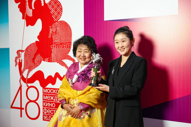 RUSSIA, MOSCOW - APRIL 23, 2026: South Korean film director An Huilin (R) poses with the Silver St George for the film Nowhere, Somewhere during the closing ceremony of the 48th Moscow International Film Festival at the Rossiya Theatre. Artyom Geodakyan TASS  91615597