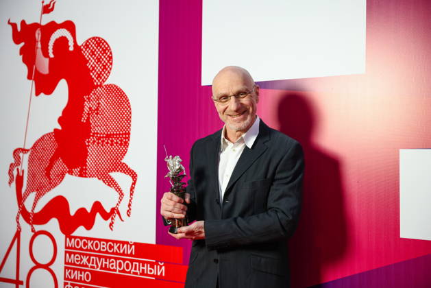 RUSSIA, MOSCOW - APRIL 23, 2026: Russian film director Viktor Shamirov poses with a prize for the film The Temperature of The Universe during the closing ceremony of the 48th Moscow International Film Festival at the Rossiya Theatre. Artyom Geodakyan TASS  91615875