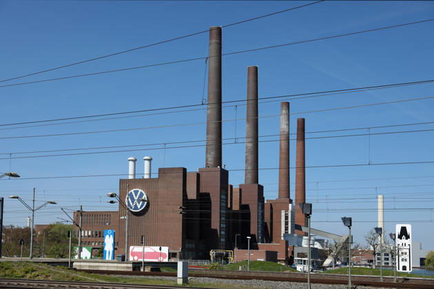 VW Wolfsburg, 23.04.2026, VW Zeichen auf dem Heizkraftwerk Wolfsburg Nord Süd (VW-Kraftwerk), vier Schornsteine, am Wolfsburger Hauptbahnhof Niedersachsen Deutschland