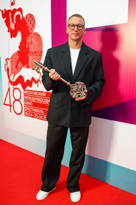 RUSSIA, MOSCOW - APRIL 23, 2026: Film director Pavel Ivanov poses with the People s Choice Award for the film The Father during the closing ceremony of the 48th Moscow International Film Festival at the Rossiya Theatre. Artyom Geodakyan TASS  91616272