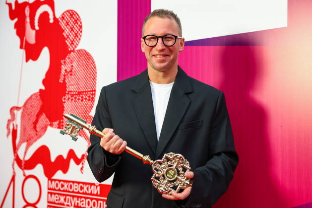 RUSSIA, MOSCOW - APRIL 23, 2026: Film director Pavel Ivanov poses with the People s Choice Award for the film The Father during the closing ceremony of the 48th Moscow International Film Festival at the Rossiya Theatre. Artyom Geodakyan TASS  91616273