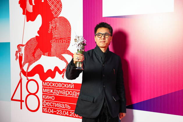 RUSSIA, MOSCOW - APRIL 23, 2026: Chinese film director Zheng Xusong poses with the Silver St George for the film A Long Way Home during the closing ceremony of the 48th Moscow International Film Festival at the Rossiya Theatre Moscow Russia  - ZUMAt113 20260423_zaa_t113_472 Copyright: xArtyomxGeodakyanx