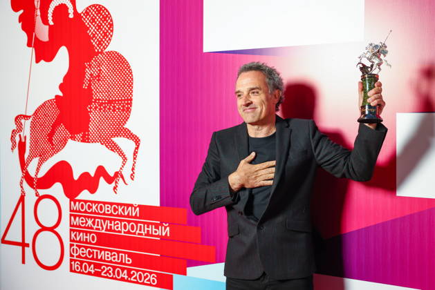 RUSSIA, MOSCOW - APRIL 23, 2026: Spanish film director Daniel Guzman poses with the special jury award for the film The Redemption during the closing ceremony of the 48th Moscow International Film Festival at the Rossiya Theatre. Artyom Geodakyan TASS  91616947