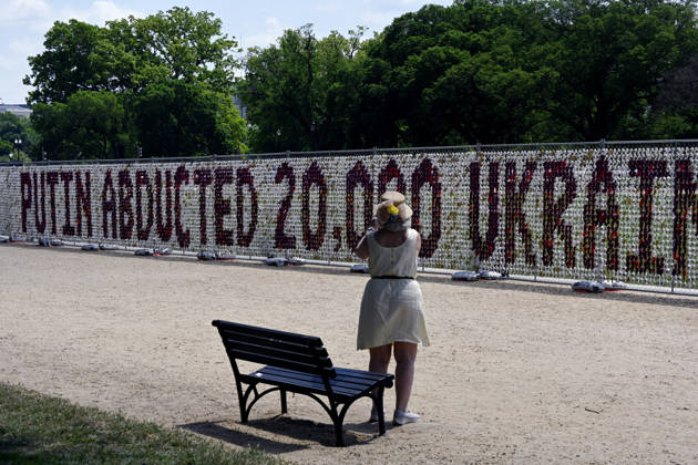 National Mall filled with 20,000 bears for abducted Ukraine children A fence featuring 20,000 stuffed teddy bears installed by Razom for Ukraine in partnership with the American Coalition for Ukraine, in which organizers say each represents a Ukrainian child abducted by Russia since the start of the war, is seen on the National Mall near the US Capitol in Washington, DC, on April 23, 2026. Photo by Olivier Douliery ABACAPRESS.COM Washington DC United States  Copyright: xDoulieryxOlivier ABACAx