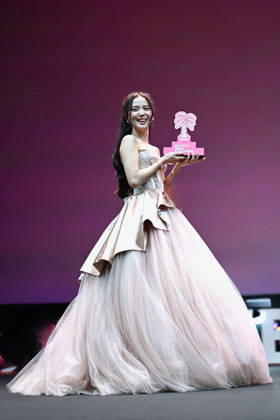 Opening Ceremony - The 9th Cannes Series International Festival. FC CANNES, FRANCE - APRIL 23 Jisoo receives the Madame Figaro Rising Star Award during the Opening Ceremony at the 9th Cannes Series International Festival on April 23, 2026 in Cannes, France. Cannes France  Copyright: xCastelxFranck ABACAx