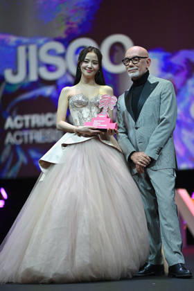 Opening Ceremony - The 9th Cannes Series International Festival. FC CANNES, FRANCE - APRIL 23 Jisoo receives the Madame Figaro Rising Star Award from Richard Gianorio during the Opening Ceremony at the 9th Cannes Series International Festival on April 23, 2026 in Cannes, France. Cannes France  Copyright: xCastelxFranck ABACAx