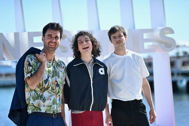 p tain De Soiree Photocall - The 9th Cannes Series International Festival. FC CANNES, FRANCE - APRIL 23 Quentin Pissot, Roman Doduik and Félix Guimard attends the P tain De Soiree Photocall at the 9th Cannes Series International Festival at Plage Du Majestic on April 23, 2026 in Cannes, France.. Photo by Franck Castel ABACAPRESS.COM Cannes France  Copyright: xCastelxFranck ABACAx