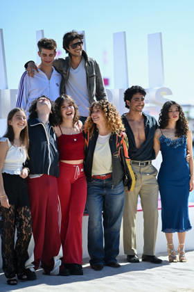 p tain De Soiree Photocall - The 9th Cannes Series International Festival. FC CANNES, FRANCE - APRIL 23 Katell Varvat, Denez Raoul, Pierre Herve, Felix Guimard, Guest, Quentin Pissot, Roman Doduik, Lou Howard, Marine Colomies, Maeva Gonzales, Adil Mekki and Leo Vazzoler, Amalia Blasco and guest attends the P tain De Soiree Photocall at the 9th Cannes Series International Festival at Plage Du Majestic on April 23, 2026 in Cannes, France.. Photo by Franck Castel ABACAPRESS.COM Cannes France Copyright: xCastelxFranck ABACAx