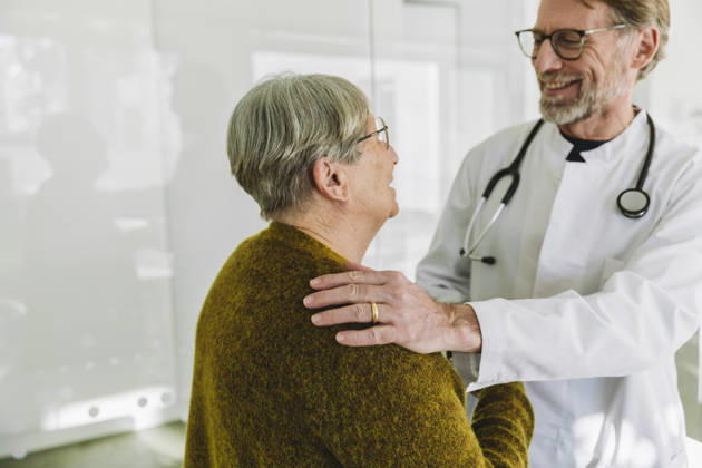 Doctor comforting senior patient during consultation at the hospital model released, Symbolfoto property released, MFF10049