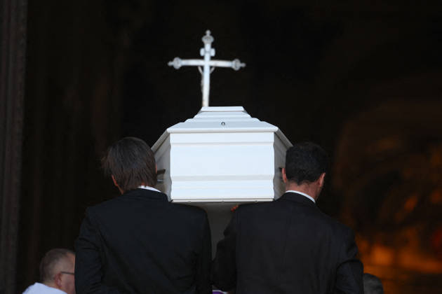 Cercueil blanc de Nathalie Baye Obsèques de Nathalie Baye en léglise Saint Sulpice à Paris le 23 avril 2026 Dominique Jacovides Coadic Guirec Bestimage Funeral of French actress Nathalie Baye at the Saint Sulpice church in Paris on April 23, 2026 Paris France  Copyright: xCOADIC-JACOVIDESx xBESTIMAGExCOADIC-JACOVIDESx xBESTIMAGEx
