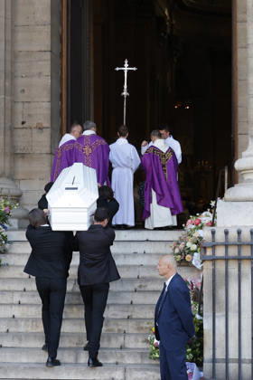 Cercueil blanc de Nathalie Baye Obsèques de Nathalie Baye en léglise Saint Sulpice à Paris le 23 avril 2026 Dominique Jacovides Coadic Guirec Bestimag Funeral of French actress Nathalie Baye at the Saint Sulpice church in Paris on April 23, 2026 Paris France  Copyright: xCOADIC-JACOVIDESx xBESTIMAGExCOADIC-JACOVIDESx xBESTIMAGEx