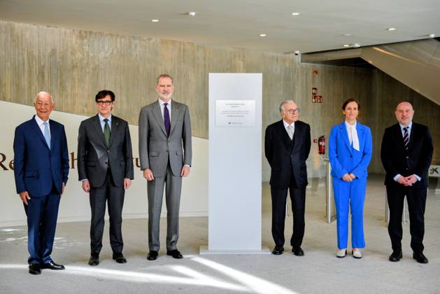 The King inaugurates the CaixaResearch Institute in Barcelona King Felipe VI c , the Minister of Health, Mónica García 2d , and the President of the Generalitat, Salvador Illa 2i , during the inauguration of the CaixaResearch Institute, 24 April 2026, in Barcelona, Catalonia Spain The CaixaResearch Institute is the first Spanish research center specialized in immunology, focused on the study of the immune system and how it is related to the most prevalent diseases - such as neurological, oncological or infectious diseases - also taking into account the impact of environmental factors 24 APRIL 2026 Barcelona Barcelona Barcelona Spain Copyright: xAlbertoxParedesx 7467923