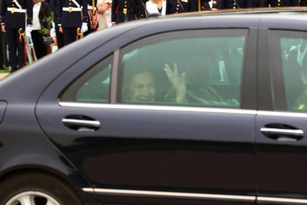 Queen Sofia presides over the ceremony of the solemn Swearing in of civilian personnel Queen Sofia during the ceremony of the solemn Swearing in of civilian personnel at the El Rey de la Guardia Real Barracks, on April 24, 2026, in Madrid Spain The oath or promise before the Flag of Spain is legally established in our legal system, It allows Spaniards who, without wishing to join the Armed Forces on a professional basis, may express their commitment to the defense of Spain, by taking the oath or pledge before the Spanish Flag, as a prerequisite for the acquisition of the status of professional military personnel.  Copyright: xÃngelxDiazxBrinasx 7467959