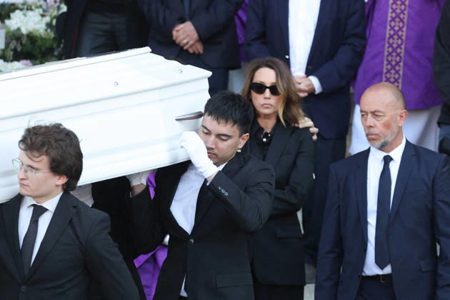 Laura Smet Exiting the funeral of Nathalie Baye at the Saint Sulpice church in Paris on April 24, 2026 Dominique Jacovides Coadic Guirec Bestimage Exiting the funeral of Nathalie Baye at the Saint Sulpice church in Paris on April 24, 2026 Paris France  Copyright: xCOADIC-JACOVIDESx xBESTIMAGExCOADIC-JACOVIDESx xBESTIMAGEx