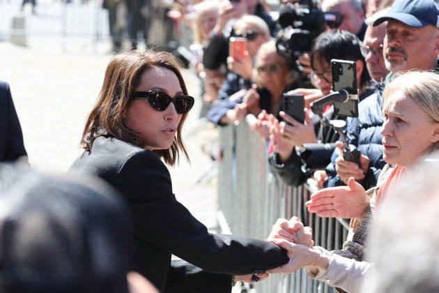 Laura Smet Exiting the funeral of Nathalie Baye at the Saint Sulpice church in Paris on April 24, 2026 Dominique Jacovides Coadic Guirec Bestimage Exiting the funeral of Nathalie Baye at the Saint Sulpice church in Paris on April 24, 2026 Paris France  Copyright: xCOADIC-JACOVIDESx xBESTIMAGExCOADIC-JACOVIDESx xBESTIMAGEx