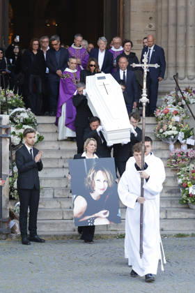 Laura Smet et son mari Raphaël Lancrey Javal, Jean Louis Borloo Exiting the funeral of Nathalie Baye at the Saint Sulpice church in Paris on April 24, 2026 Dominique Jacovides Coadic Guirec Bestimage Exiting the funeral of Nathalie Baye at the Saint Sulpice church in Paris on April 24, 2026 unknown  Copyright: xCOADIC-JACOVIDESx xBESTIMAGExCOADIC-JACOVIDESx xBESTIMAGEx