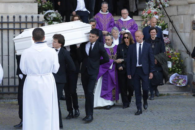 Laura Smet et son mari Raphaël Lancrey Javal, Jean Louis Borloo Exiting the funeral of Nathalie Baye at the Saint Sulpice church in Paris on April 24, 2026 Dominique Jacovides Coadic Guirec Bestimage Exiting the funeral of Nathalie Baye at the Saint Sulpice church in Paris on April 24, 2026 unknown  Copyright: xCOADIC-JACOVIDESx xBESTIMAGExCOADIC-JACOVIDESx xBESTIMAGEx