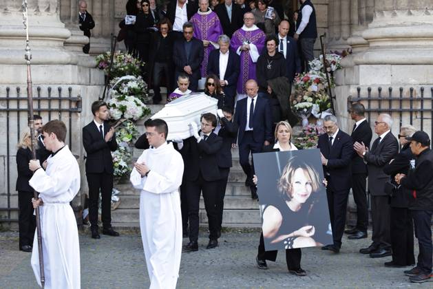 Funeral of the French actress Nathalie Baye PHOTOPQR LE PARISIEN LP Fred Dugit Paris 24 04 2026 Culture Paris Ve , le 24 04 2026 Obsèques de lactrice française Nathalie Baye à léglise parisienne de Saint Sulpice Sortie du cercueil LP Fred Dugit 24 April 2026, Paris 5th arrondissement , France Funeral of the French actress Nathalie Baye at the Church of Saint Sulpice in Paris Local Caption LP Fred Dugit Paris 75 France  Copyright: xPHOTOPQR LExPARISIEN MAXPPPxLPx xFredxDugitx 20260424LPA5202 20260424LPA5202