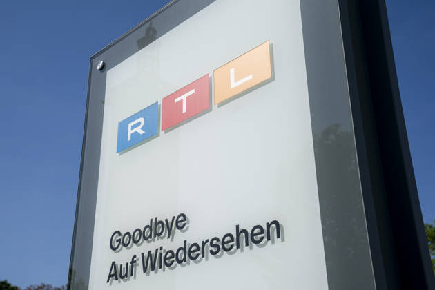 RTL Medienunternehmen Firmensitz am Kölner Messeturm. Der Hauptsitz des TV-Sender RTL am Picassoplatz in Köln (Koeln) Deutz. RTL Logo. Copyright: MarcoxBader