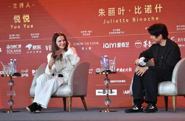 (260424) -- BEIJING, April 24, 2026 -- This photo taken on April 24, 2026 shows Juliette Binoche (L) at the Juliette Binoche Masterclass held during the 16th Beijing International Film Festival (BJIFF), in Beijing, capital of China. Themed A Journey Without Borders: Juliette Binoche s Artistic Exploration , the event featured the professional experience and artistic insights of renowned French actress Juliette Binoche. Binoche is also the jury president of the 16th Tiantan Award of the BJIEF. ) CHINA-BEIJING-BJIFF-JULIETTE BINOCHE MASTERCLASS (CN) XiaoxXiao 