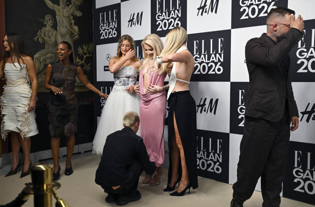 STOCKHOLM, SWEDEN 20260424 Elles editor-in-chief Elina Grothén, party planner Lili Assefa, Penny Parnevik, Peg Parnevik and Phillippa Parnevik arrive at the Elle gala at the Grand Hotel on Friday STOCKHOLM SWEDEN x10080x  Copyright: xFredrikxSandberg TTx ELLE GALAN 2026 UzPztjcGQvA