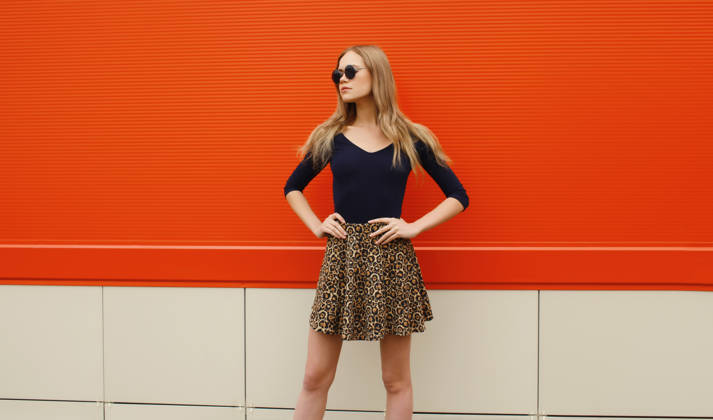 Schöne junge Frau Modell mit langen blonden Haaren stehen vor einem roten Hintergrund Schöne junge Frau Modell mit langen blonden Haaren stehen vor einem roten Hintergrund (License=RF) ,model released, Symbolfoto Copyright: xZoonar.com VeronikaxKornevax 24915879 ,model released, Symbolfoto ,property released