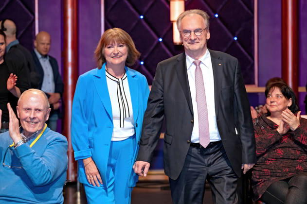 MDR - Riverboat. Dr. Reiner Haseloff ( Ministerpräsident a. D. von Sachsen-Anhalt ) mit seiner Ehefrau Dr. Gabriele Haselhoff anläßlich der Aufzeichnung der MDR - Talkshow Riverboat am 24.04.2026 in der Mediacity Leipzig. 20260424ADO0015