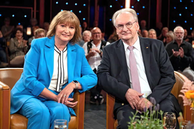 MDR - Riverboat. Dr. Reiner Haseloff ( Ministerpräsident a. D. von Sachsen-Anhalt ) mit seiner Ehefrau Dr. Gabriele Haselhoff anläßlich der Aufzeichnung der MDR - Talkshow Riverboat am 24.04.2026 in der Mediacity Leipzig. 20260424ADO0020
