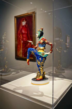 Ruin und Rausch. Berlin 1910-1930 , Ausstellung in der Neuen Nationalgalerie, Berlin, 24.04.2026 Vorne: Constantin Holzer-Defanti, Figur Koreanischer Tanz, 1919-27, Hinten: Otto Dix, Bildnis der Tänzerin Anita Berber, 1925, Ruin und Rausch. Berlin 1910 - 1930 , Ausstellung Neue Nationalgalerie (25.04.2026 - 03.01.2027), Berlin, 24.04.2026 Berlin Neue Nationalgalerie Deutschland, germany Copyright: xChristianxBehringx