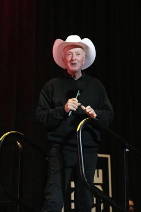 April 24, 2026, Calgary, Alberta, CANADA: Anthony Daniels speaks onstage during a panel at Calgary Expo 2026 at Stampede Park in Calgary, Alberta, Canada, April 2026. Calgary CANADA - ZUMAr123 20260424_zap_r123_013 Copyright: xBadenxRothx