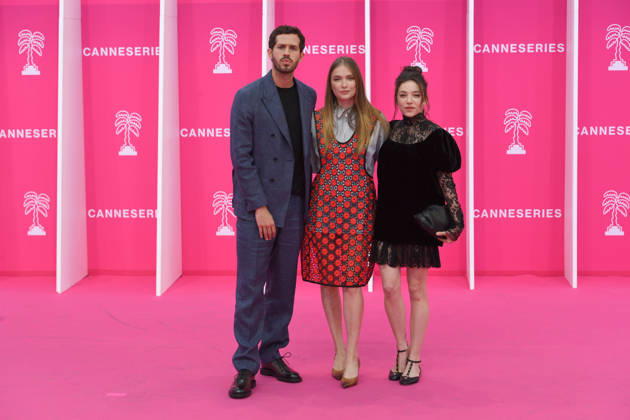 Pink Carpet - The 9th Canneseries International Festival in Cannes, France - 24 Apr 2026 Victor Belmondo, Camille Razat and Zoé Adjani-Vallat attend Day Two of the 9th Canneseries International Festival in Cannes. Pink Carpet - The 9th Canneseries International Festival - Day 2.April 24, 2026 Cannes France Copyright: xGianluigixJoriox xSOPAxImagesx GJorio_24,Pink Canneserie_24193