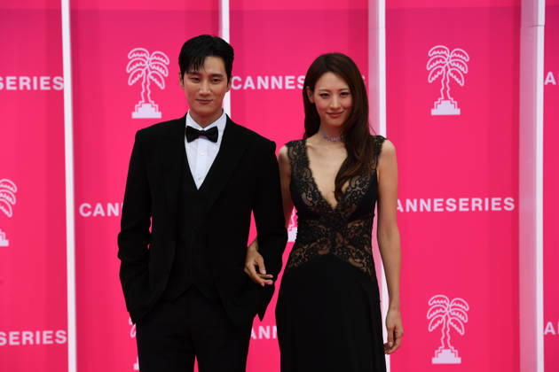 Pink Carpet - The 9th Canneseries International Festival in Cannes, France - 24 Apr 2026 Claudia Kim and Ahn Bo-hyun attend Day Two of the 9th Canneseries International Festival in Cannes. Pink Carpet - The 9th Canneseries International Festival - Day 2.April 24, 2026 Cannes France Copyright: xGianluigixJoriox xSOPAxImagesx GJorio_24,Pink Canneserie_24187