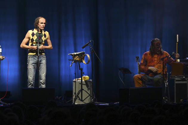 Olaf Schubert mit seinem Programm Jetzt oder now! live in der Swiss Life Hall. Hannover, 24.04.2026