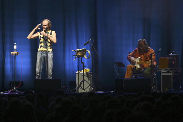 Olaf Schubert mit seinem Programm Jetzt oder now! live in der Swiss Life Hall. Hannover, 24.04.2026