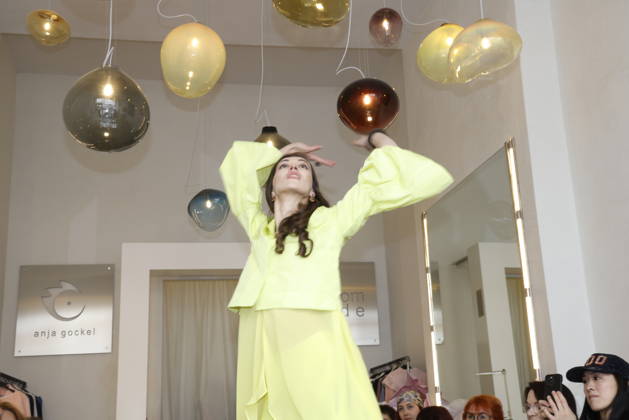 Lia Kemendi bei der Anja Gockel Fashion Show Frisches für die Sinne im Showroom Paris 44 by Anja Gockel. Berlin, 10.04.2026 Copyright: xAgenturxMatthiasxWehnertx xR.xduxVinagex