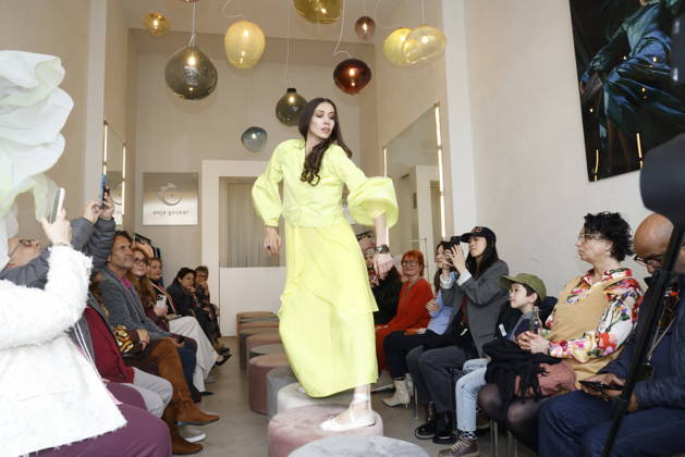 Lia Kemendi bei der Anja Gockel Fashion Show Frisches für die Sinne im Showroom Paris 44 by Anja Gockel. Berlin, 10.04.2026 Copyright: xAgenturxMatthiasxWehnertx xR.xduxVinagex
