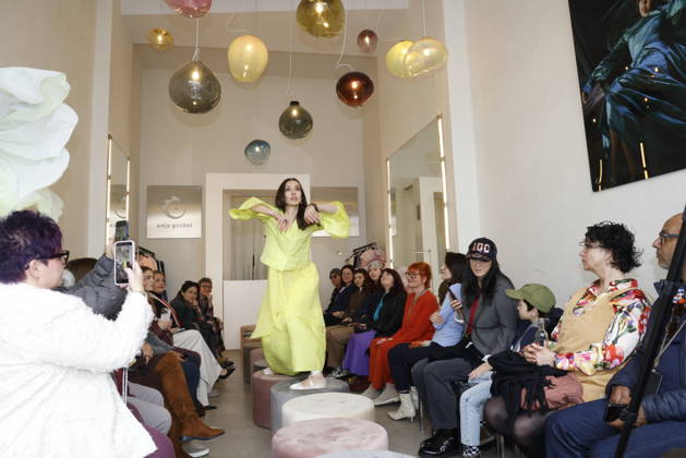 Lia Kemendi bei der Anja Gockel Fashion Show Frisches für die Sinne im Showroom Paris 44 by Anja Gockel. Berlin, 10.04.2026 Copyright: xAgenturxMatthiasxWehnertx xR.xduxVinagex