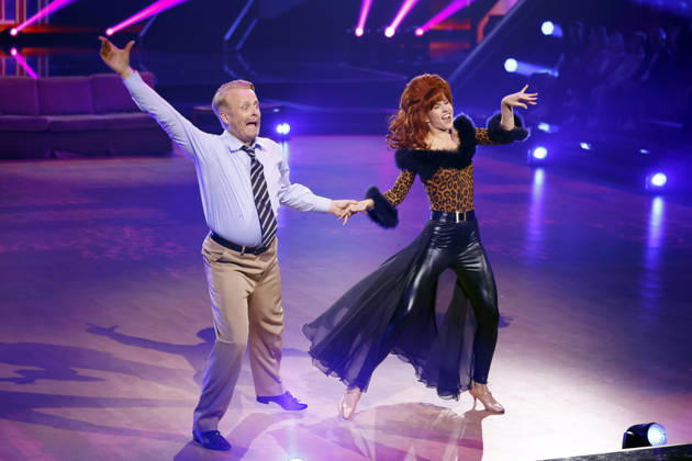 Entertainer Ross Antony und Tänzerin Mariia Maksina im Kostüm als Al und Peggy von Eine schrecklich nette Familie bei der siebten Tanzshow der 19. Staffel der RTL-Tanzshow Lets Dance im Coloneum. Köln, 24.04.2026 NRW Deutschland Copyright: xChristophxHardtx