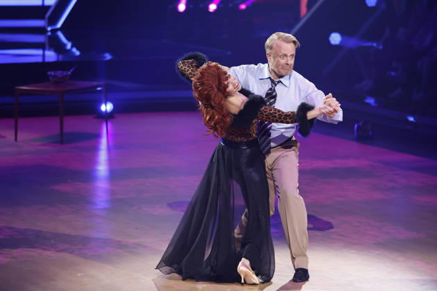 Entertainer Ross Antony und Tänzerin Mariia Maksina im Kostüm als Al und Peggy von Eine schrecklich nette Familie bei der siebten Tanzshow der 19. Staffel der RTL-Tanzshow Lets Dance im Coloneum. Köln, 24.04.2026 NRW Deutschland Copyright: xChristophxHardtx