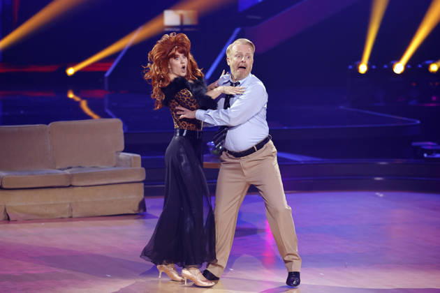 Entertainer Ross Antony und Tänzerin Mariia Maksina im Kostüm als Al und Peggy von Eine schrecklich nette Familie bei der siebten Tanzshow der 19. Staffel der RTL-Tanzshow Lets Dance im Coloneum. Köln, 24.04.2026 NRW Deutschland Copyright: xChristophxHardtx