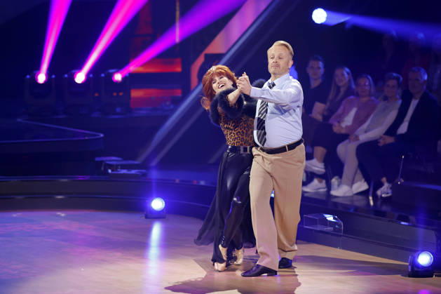 Entertainer Ross Antony und Tänzerin Mariia Maksina im Kostüm als Al und Peggy von Eine schrecklich nette Familie bei der siebten Tanzshow der 19. Staffel der RTL-Tanzshow Lets Dance im Coloneum. Köln, 24.04.2026 NRW Deutschland Copyright: xChristophxHardtx